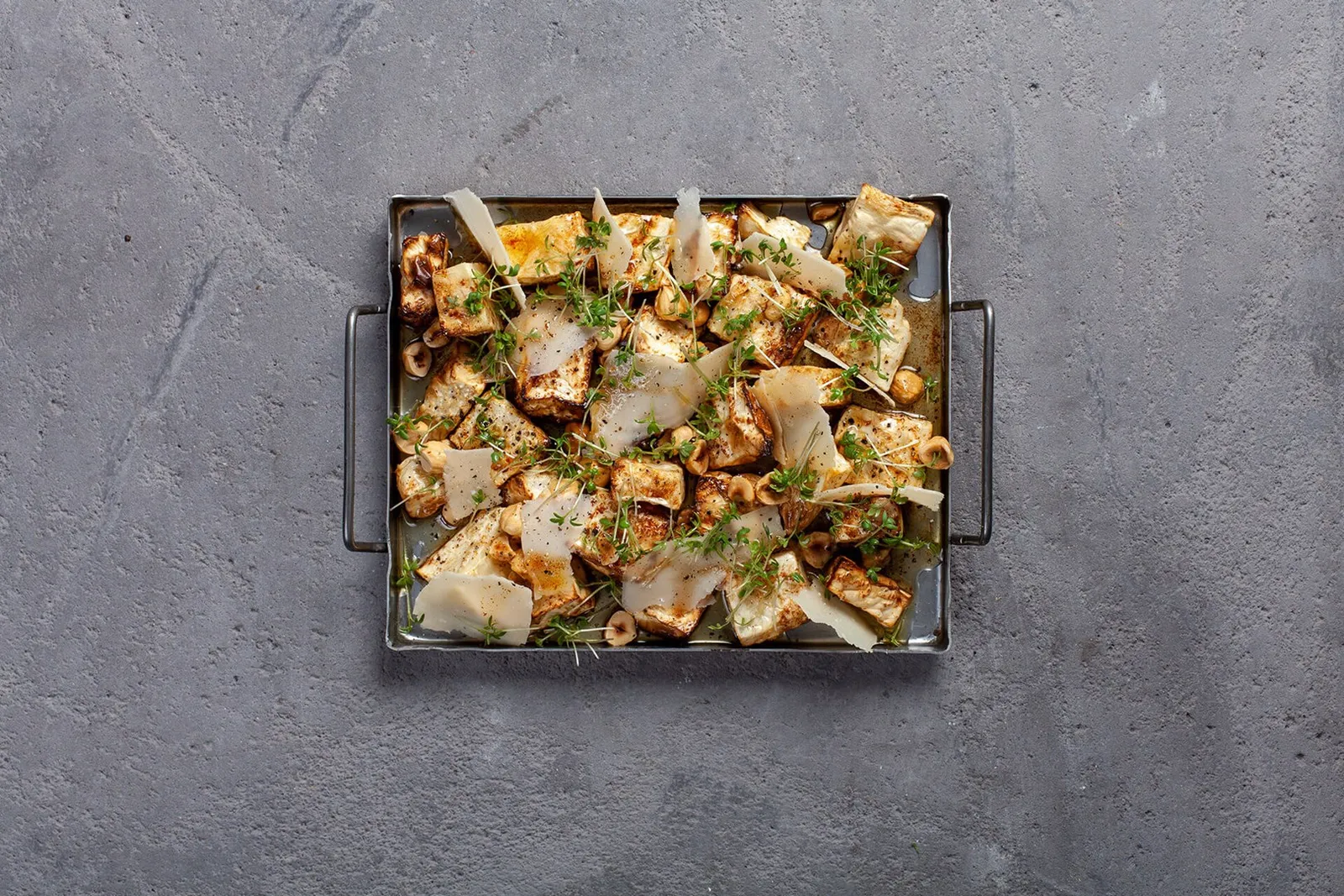 Ristet selleri med parmesan og brunet hvidløgssmør