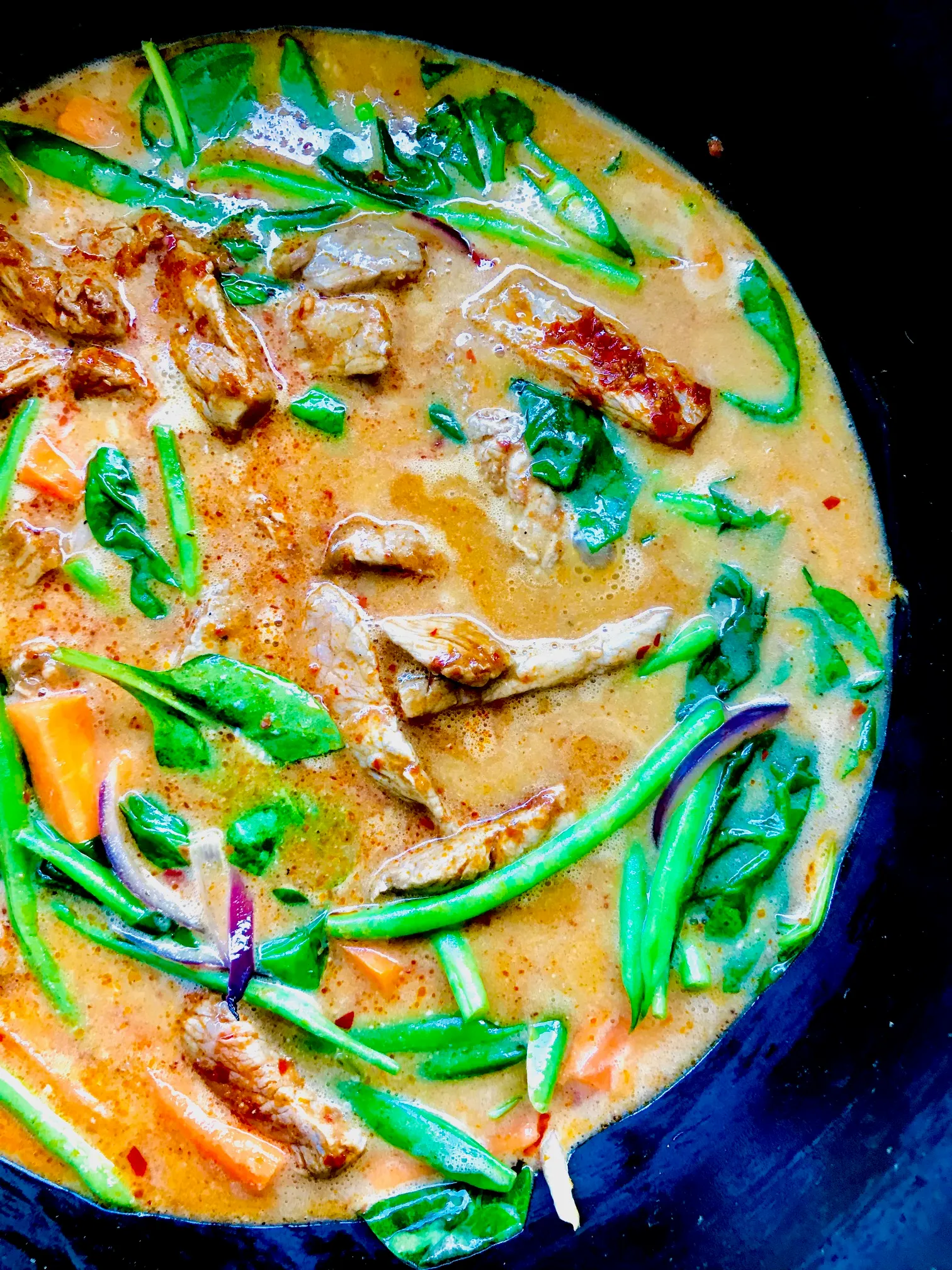 Wok med oksestrimler, kokosmælk og grøntsager