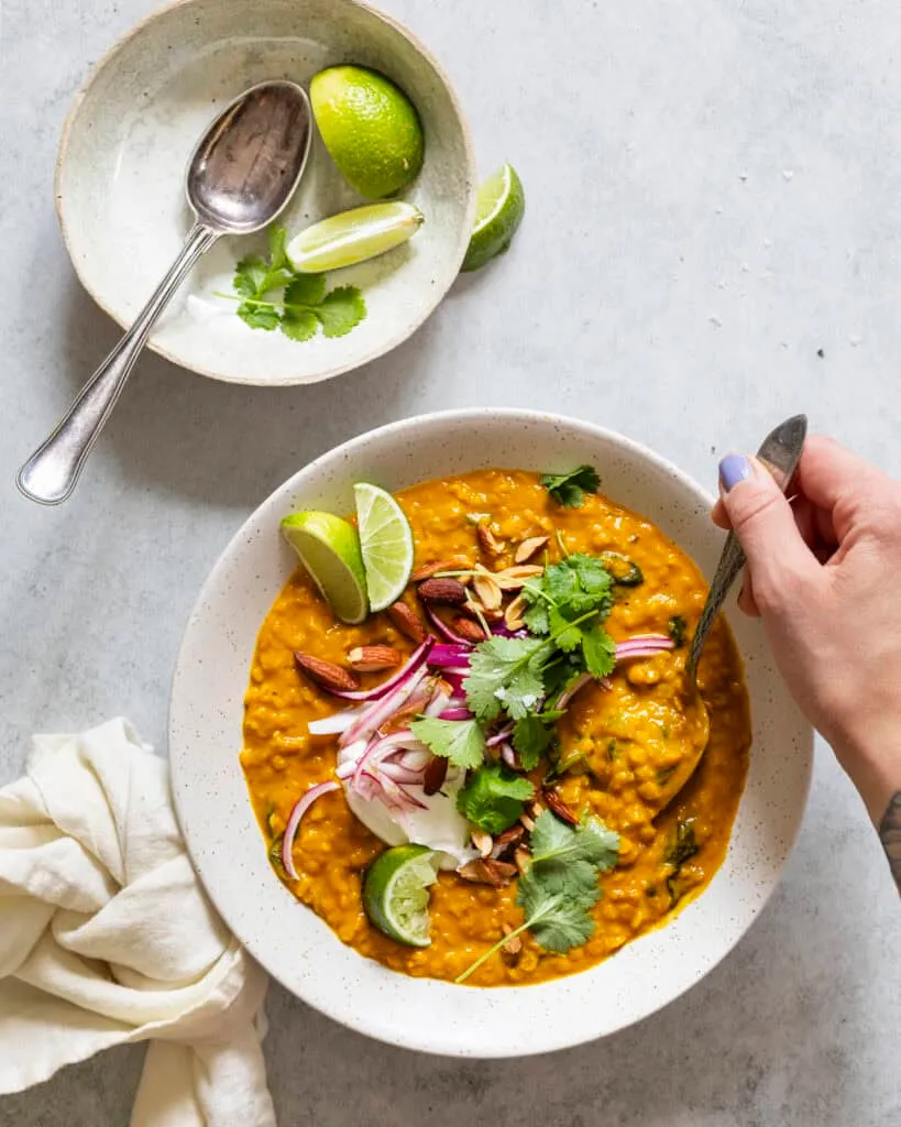 Dahl med kokosmælk og græskar