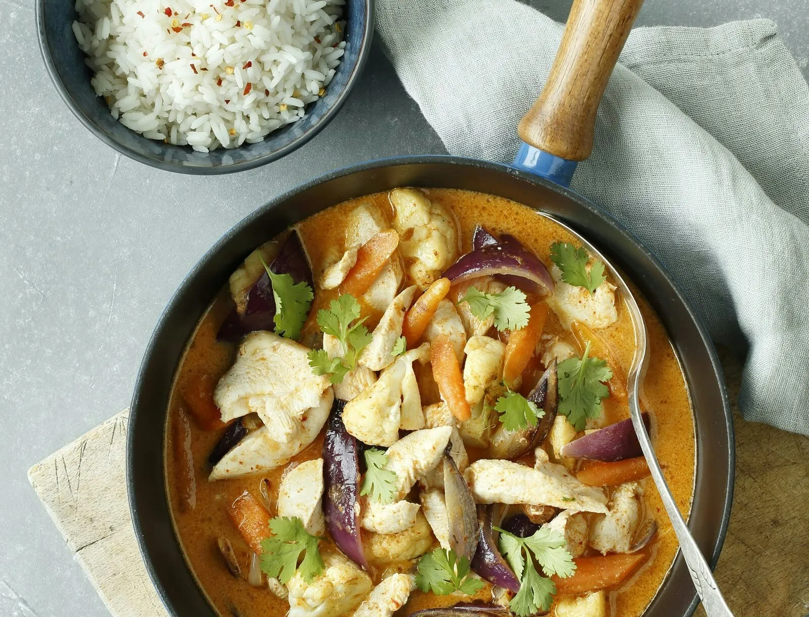 Wok med kylling, grøntsager og kokosmælk