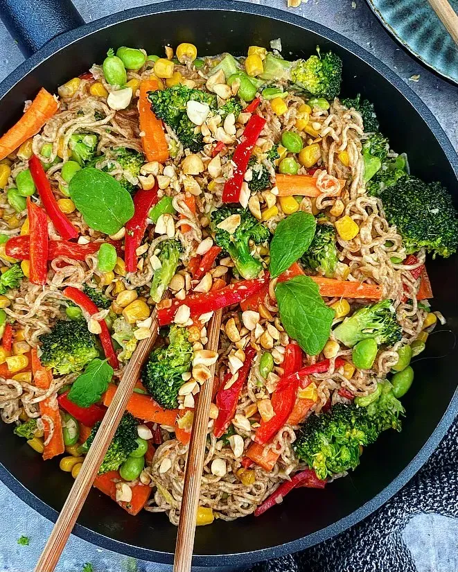 Vegetarisk wok med kokosmælk og karrypasta
