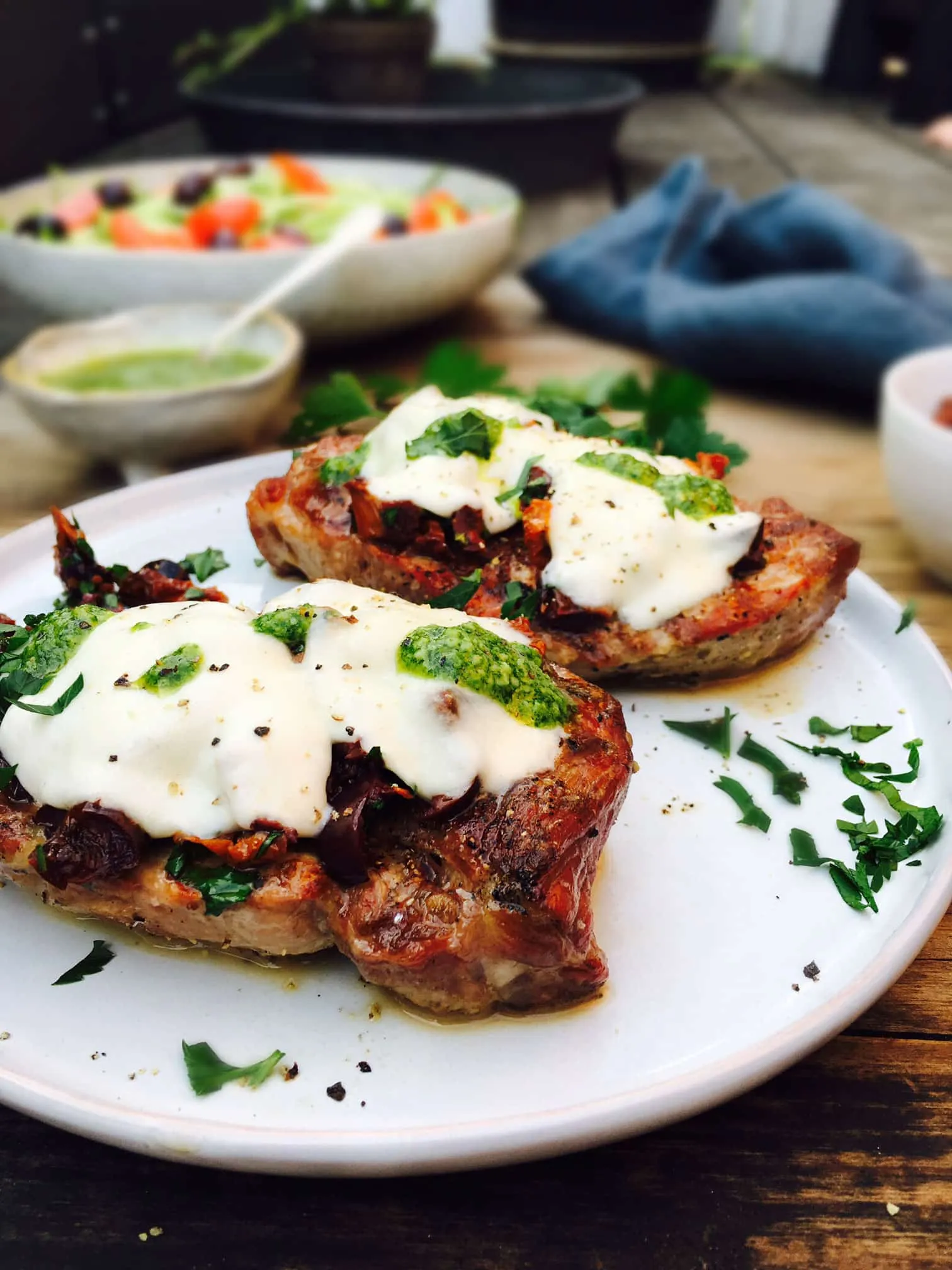 Mozzarella gratinerede koteletter med soltørrede tomater og oliven