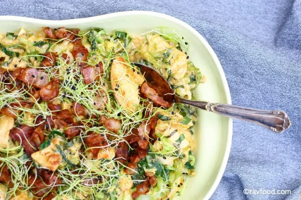 Kylling, bacon og spidskål i parmesanfløde