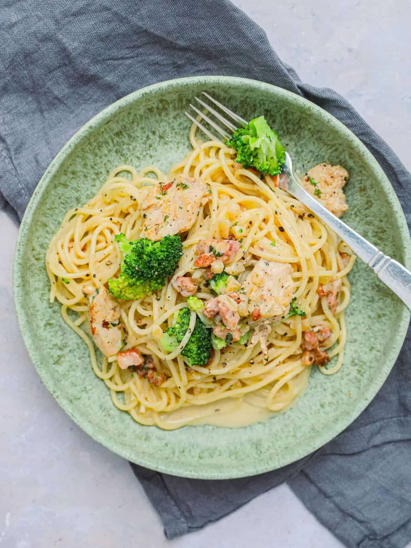 Cremet pasta med kylling og bacon i flødesovs