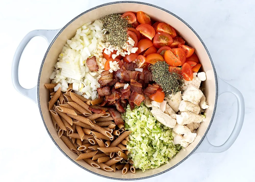 One pot pasta med bacon og kylling