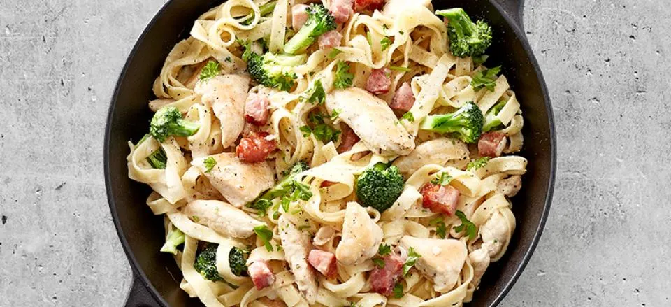 Chicken Alfredo med bacon, broccoli og frisk pasta