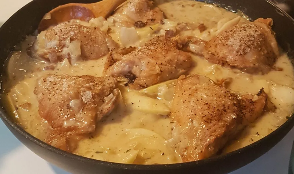 Kylling med æbler og bacon