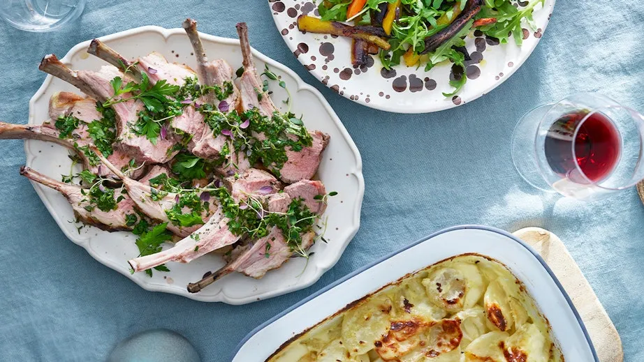 Lammeracks med kartoffel- og fennikelgratin, ristede gulerødder og urtesky