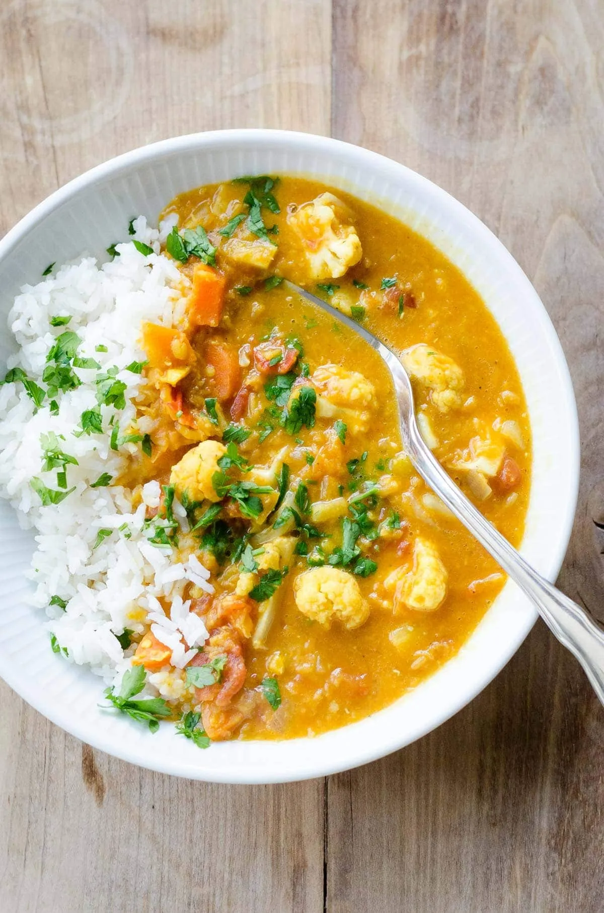 Vegetarisk curry med røde linser og blomkål