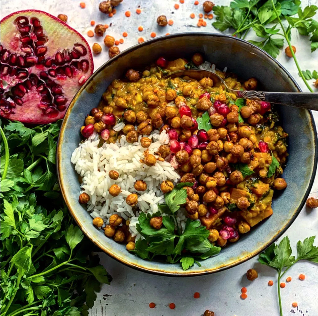 Curry med sød kartoffel og røde linser