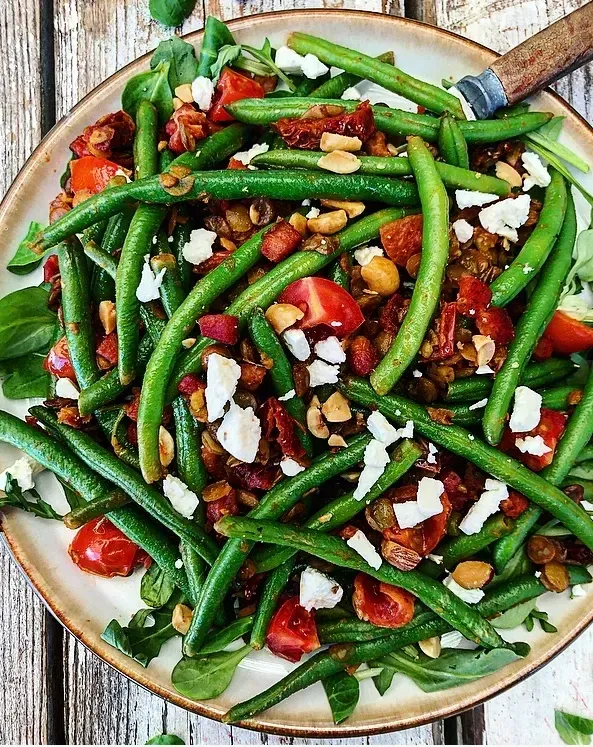 Bønnesalat med bacon, tomater og grønne linser