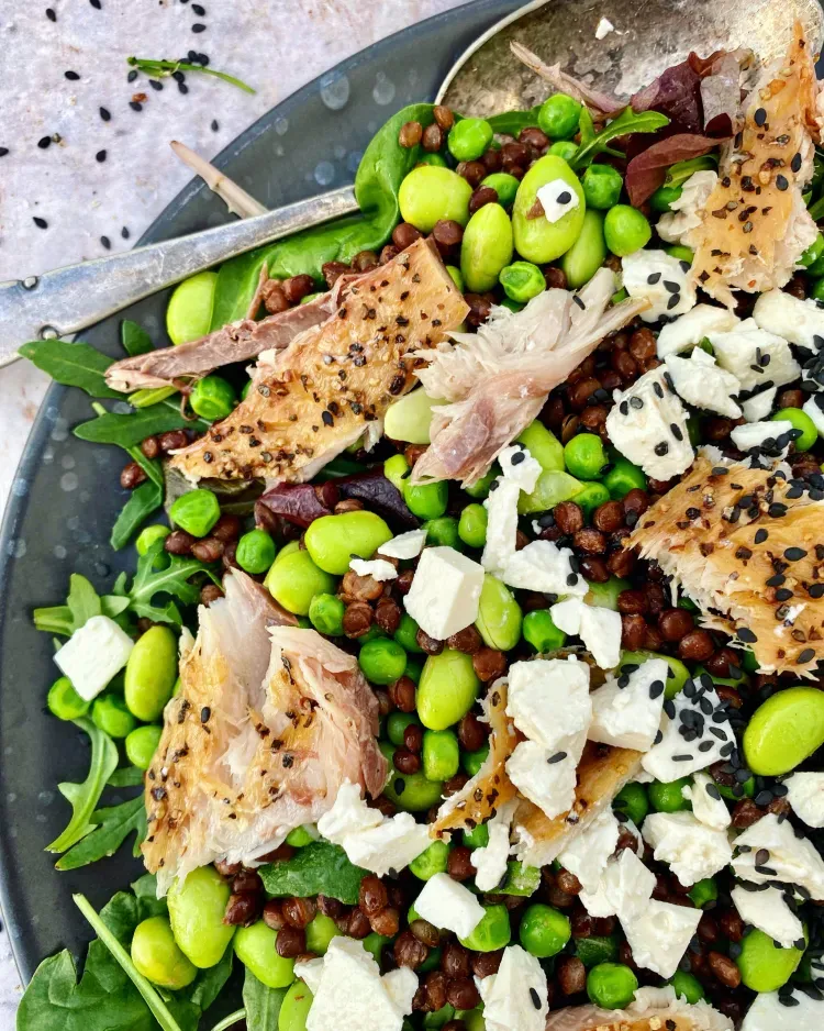 Linsesalat med bønner, ærter, makrel og feta