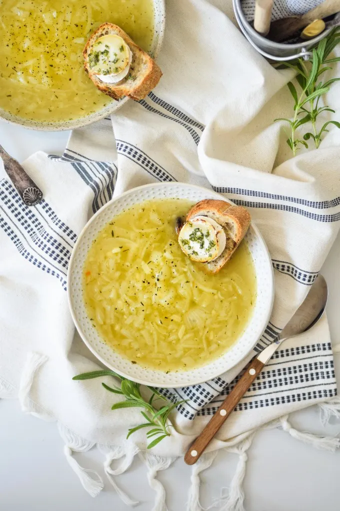Fransk løgsuppe med bagte ostebrød