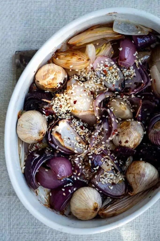 Bagte løg med sesam og chili