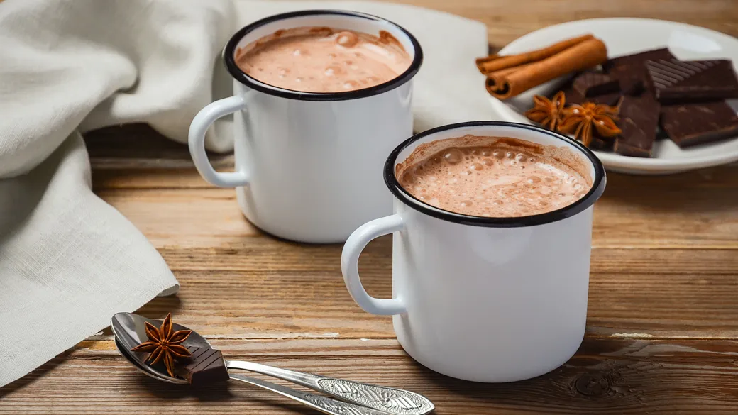 Varm mælk med chokolade
