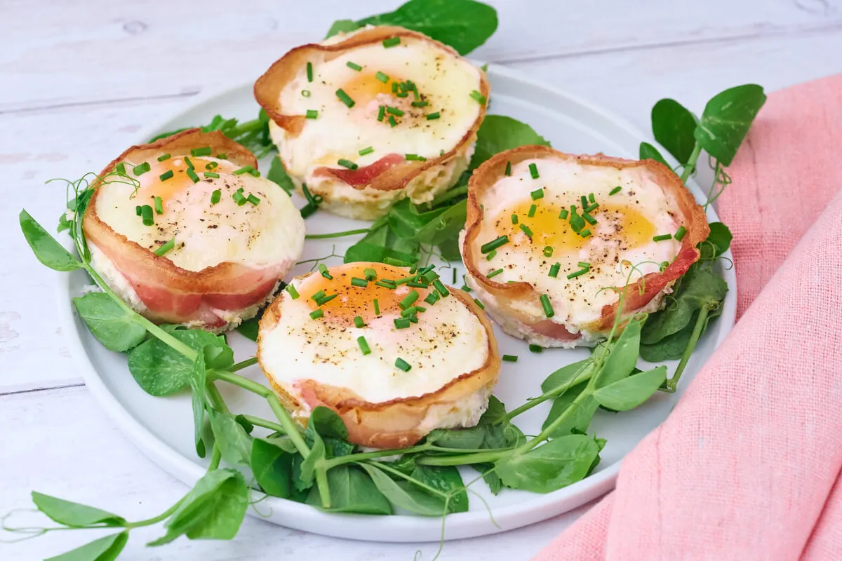 Æg og bacon i muffinsforme