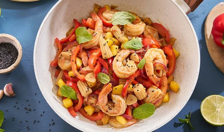 Wokret med rejer, mango og mynte