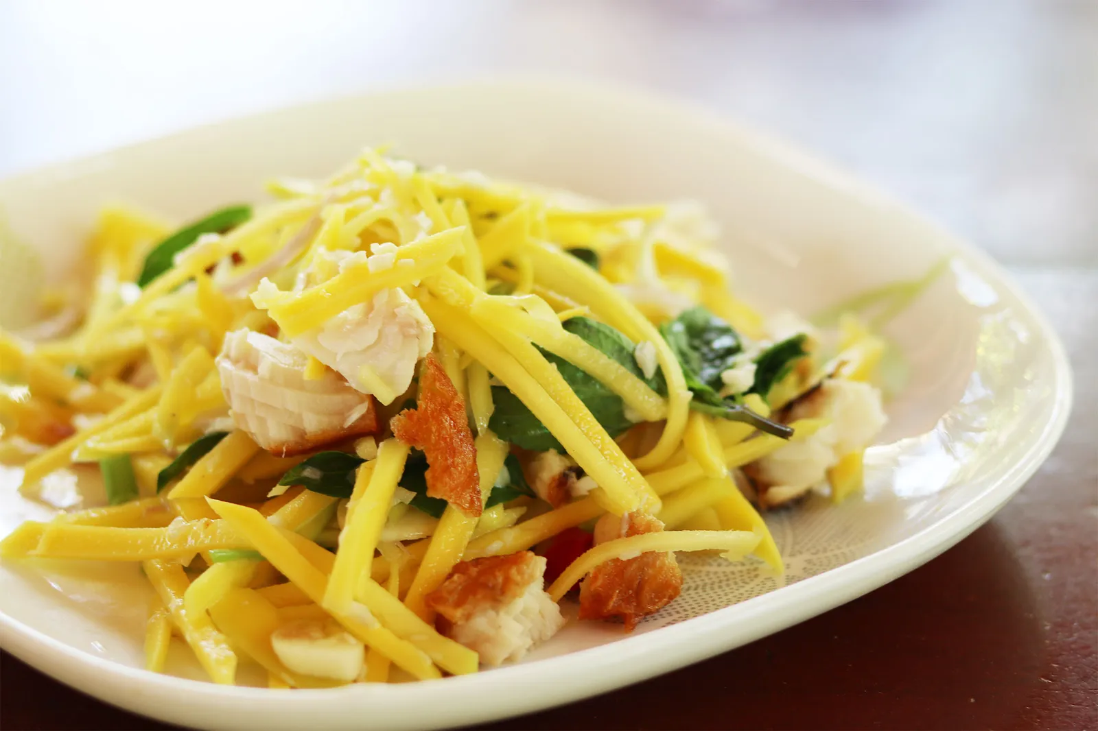 Mangosalat med friteret fisk