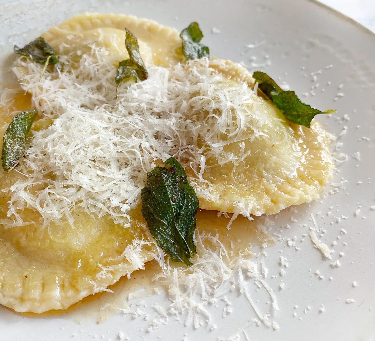 Ravioli med spinat og mascarpone