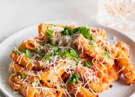 Vodka penne med mascarpone og rosé peber