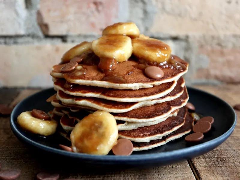 Bananpandekager med karamelliserede bananer