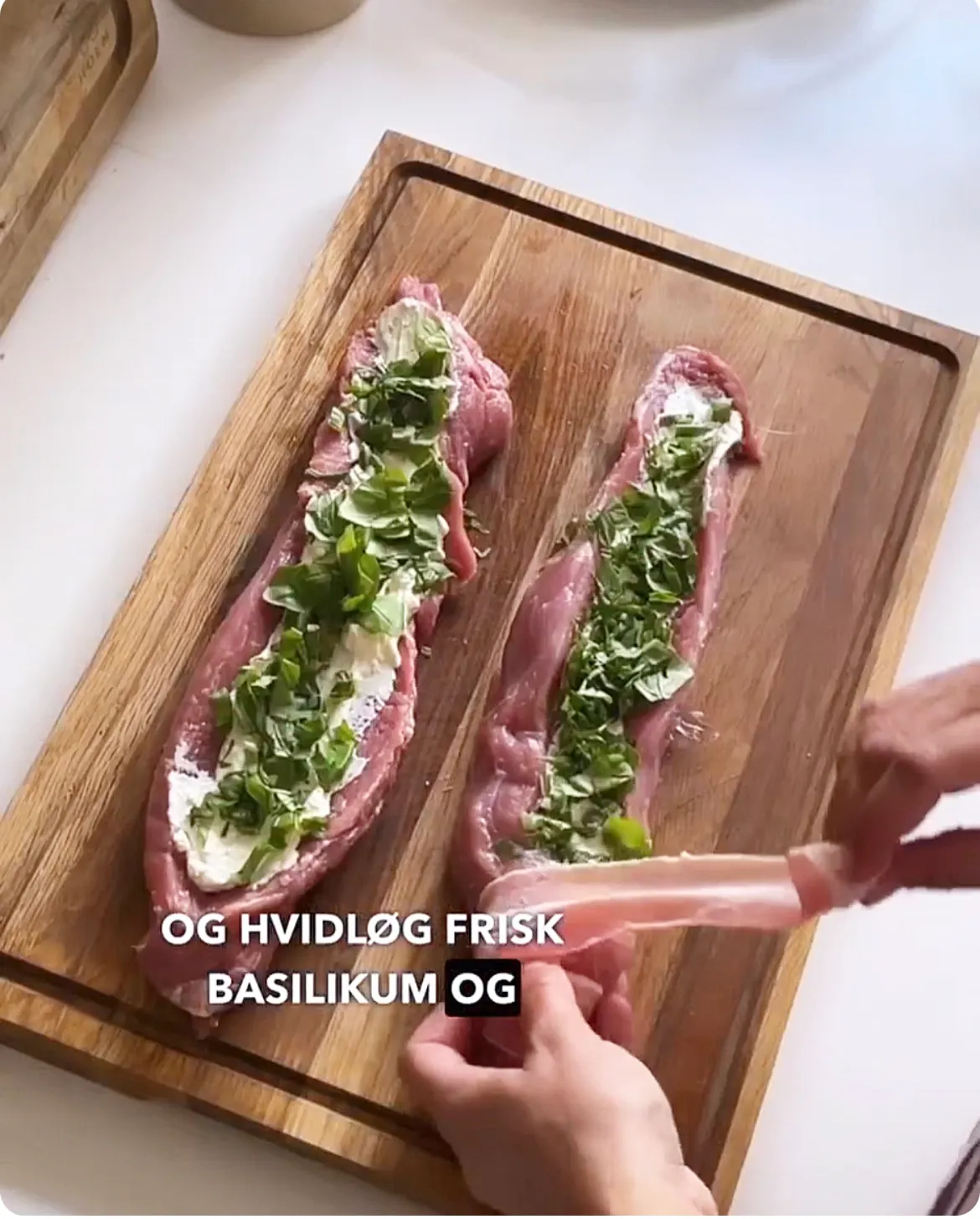 Svinemørbrad med flødeost, hvidløg og basilikum