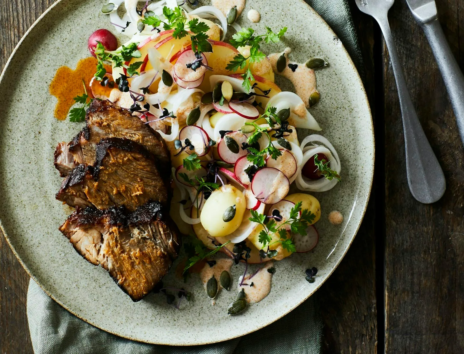 Grillet nakkefilet og kartoffelsalat med radiser
