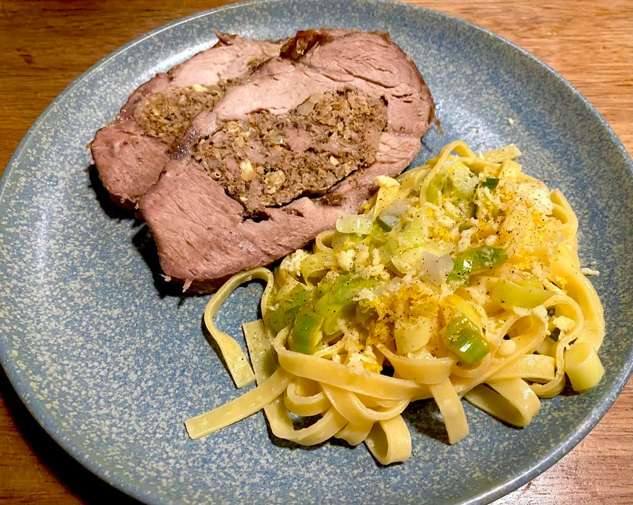 Helstegt farseret nakkefilet med valnødder og tagliatelle med porrer