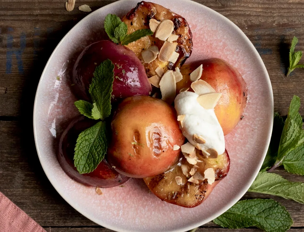Grillet nektarin med kardemommecreme