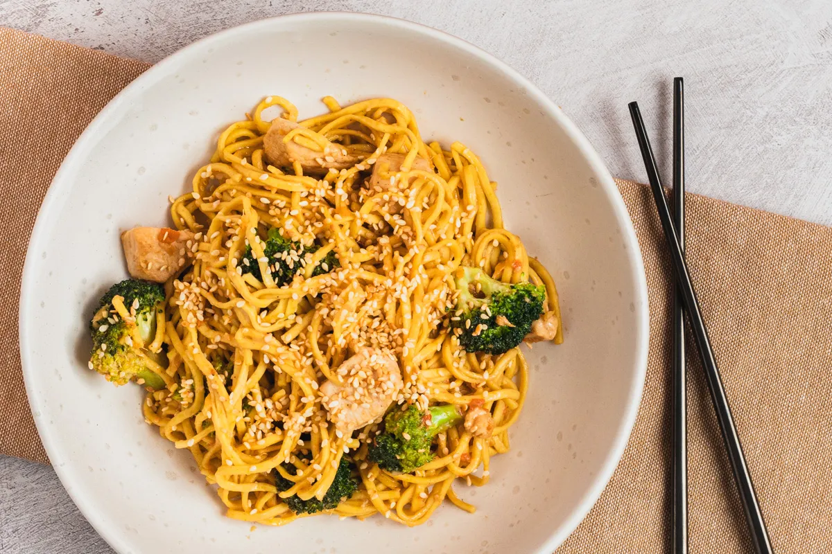 Sesamstegte nudler med kylling og broccoli