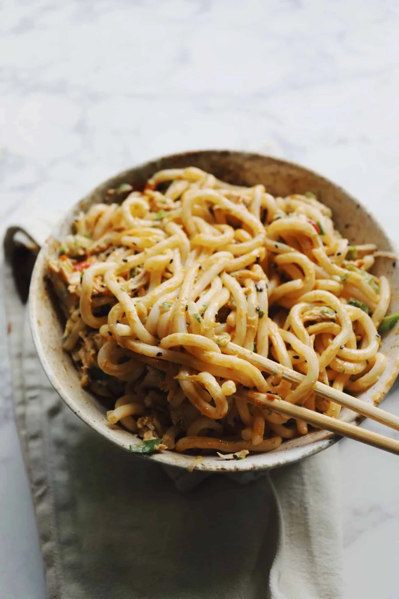 Udon nudler med kylling og agurk