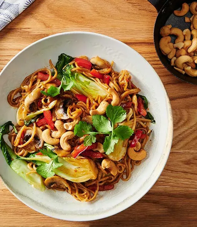 Stegte nudler med sojasauce og pak choi