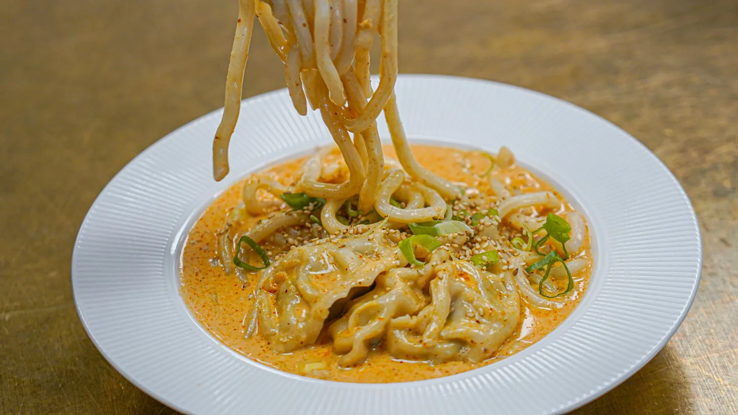 One pot med rød karry, dumplings og udon nudler