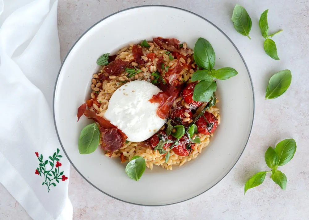 Bagte krydrede tomater med orzo