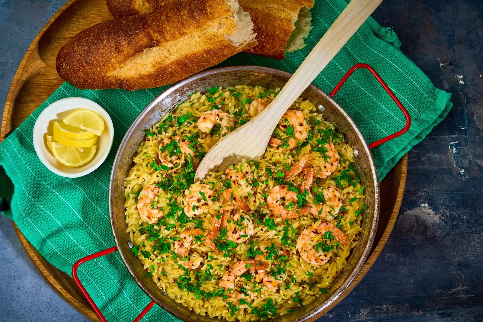 Orzo pasta med hvidløgsstegte rejer