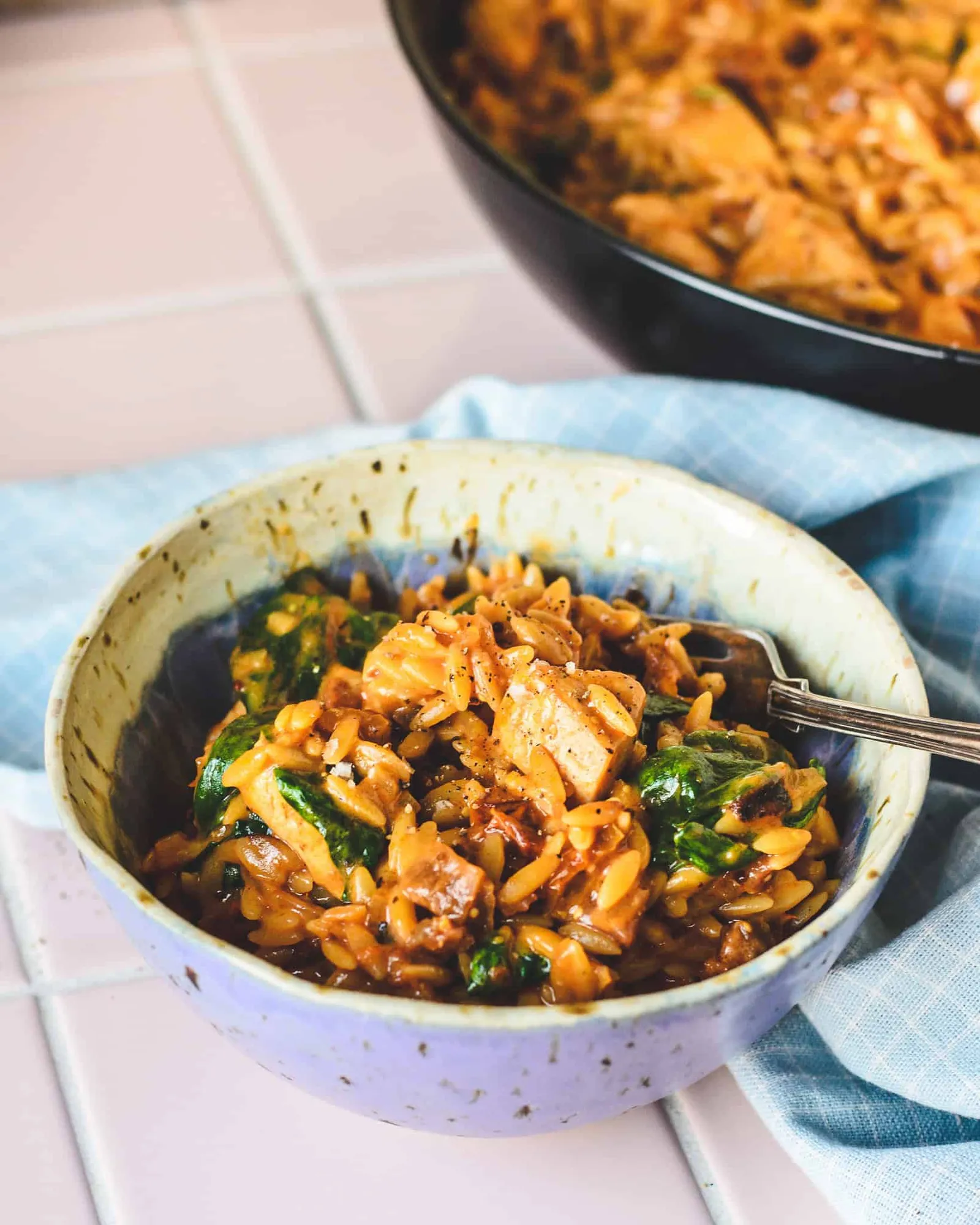 Cremet orzo med kylling og soltørrede tomater