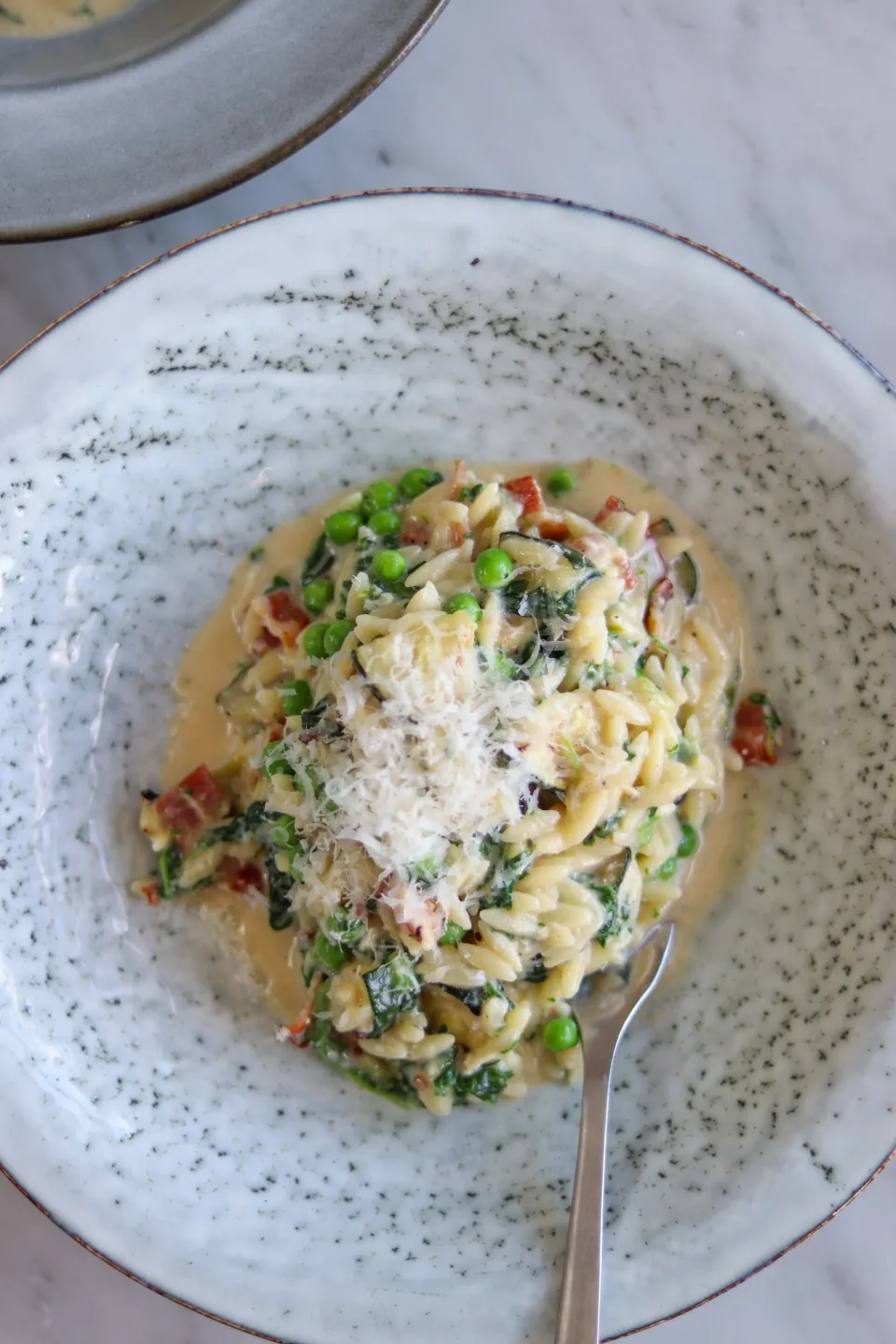 Orzo carbonara med ærter og spinat