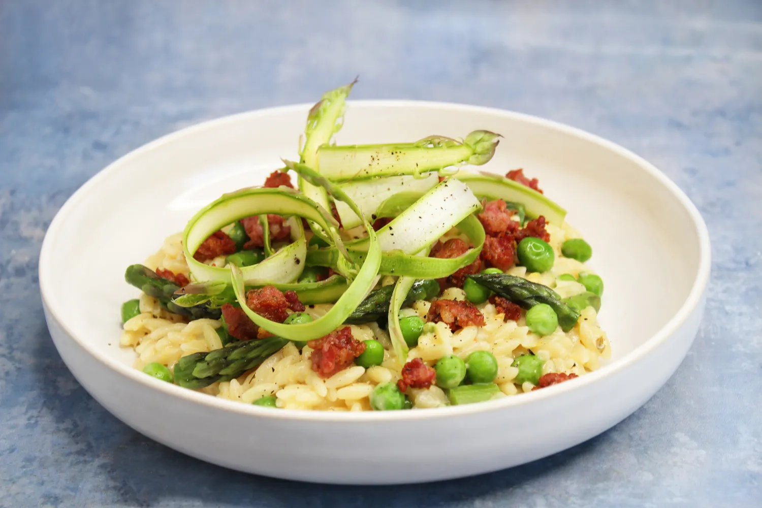 Orzo med asparges, ærter og salsiccia