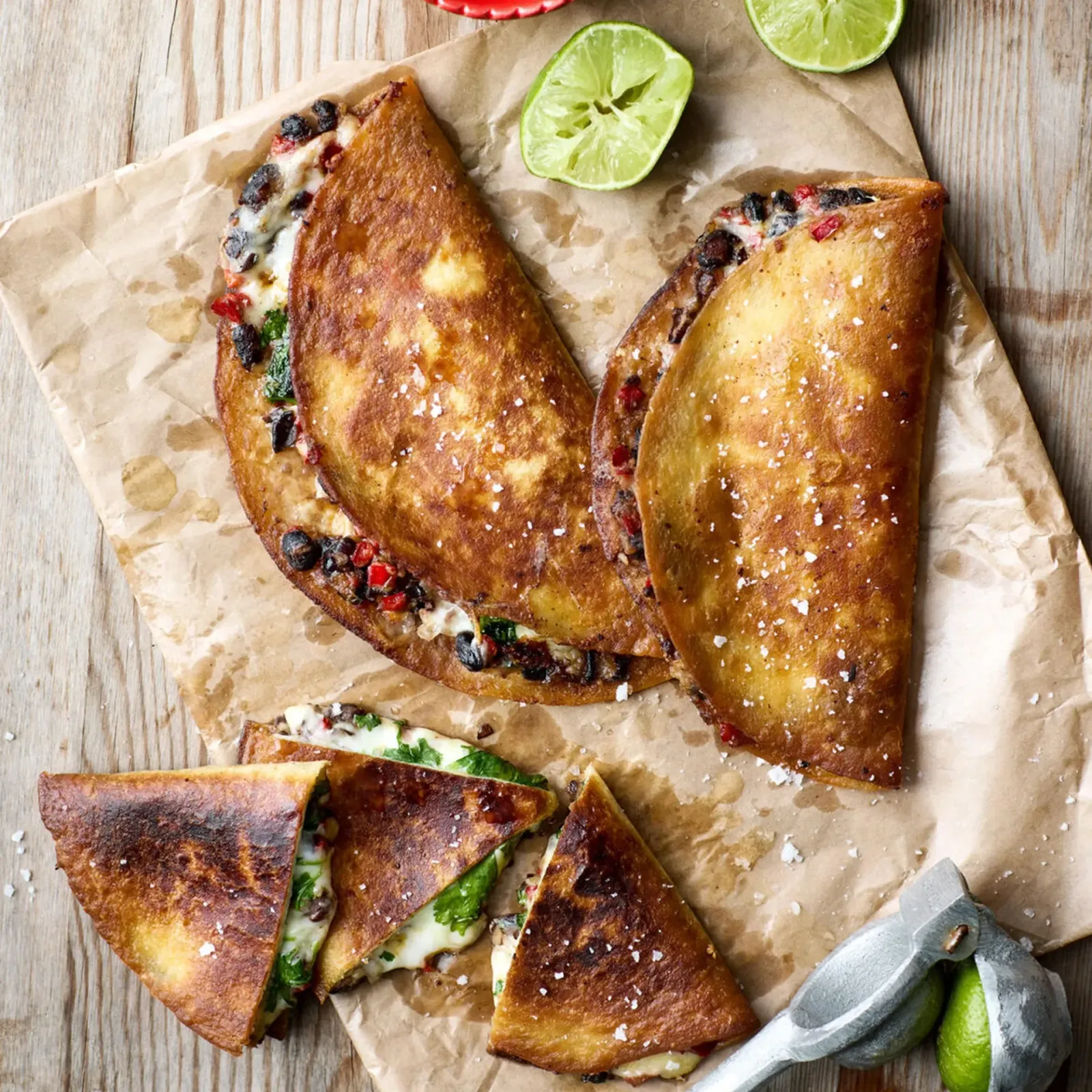 Quesadillaer med sorte bønner og rød peber