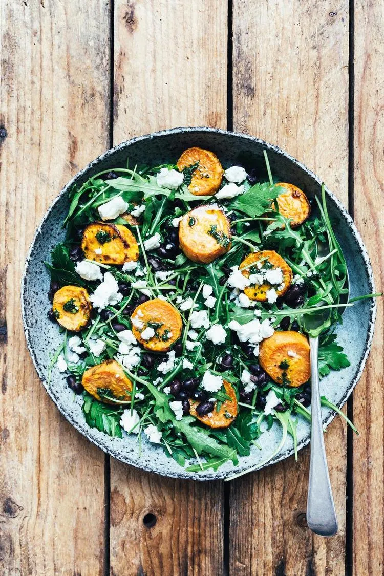 Lun salat med sorte bønner og søde kartofler