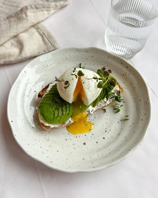 Avocadotoast med æg