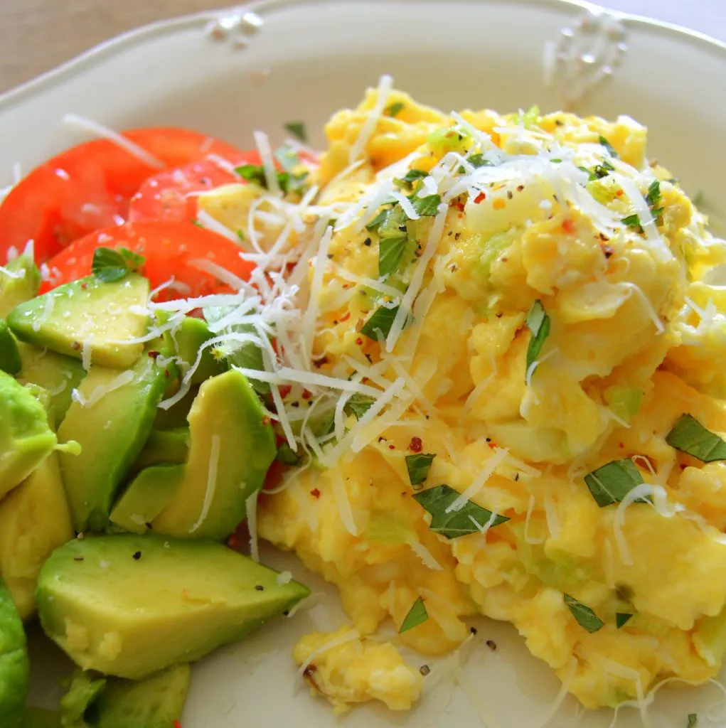 Scrambled eggs med forårsløg og chili