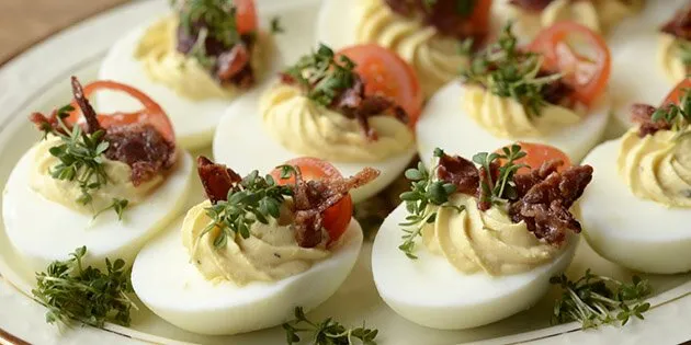 Æg med fyld og bacon