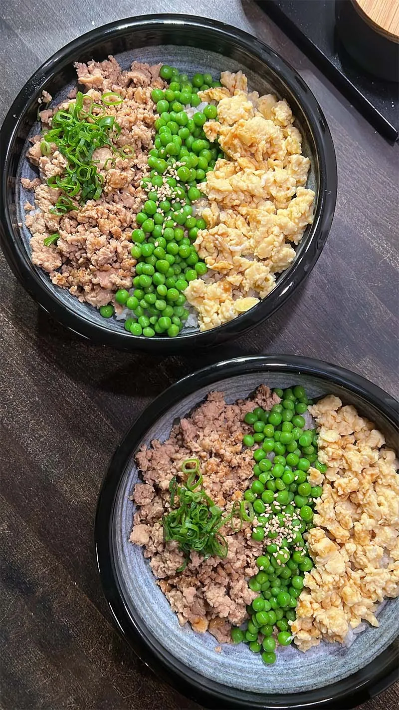 Soboro Gohan med hakket kylling, ærter og æg