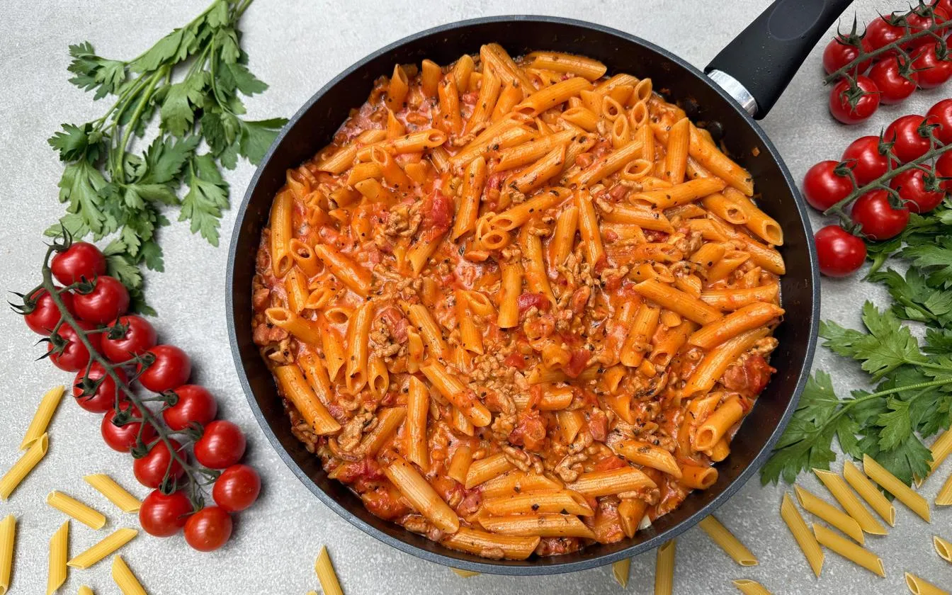 One pot pasta med grisekød fra Danish Crown