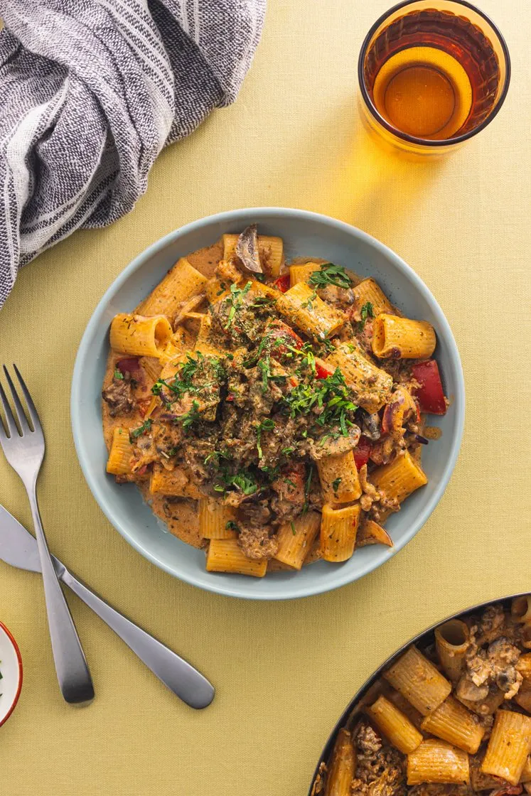 Alt i én pasta med hakket gris