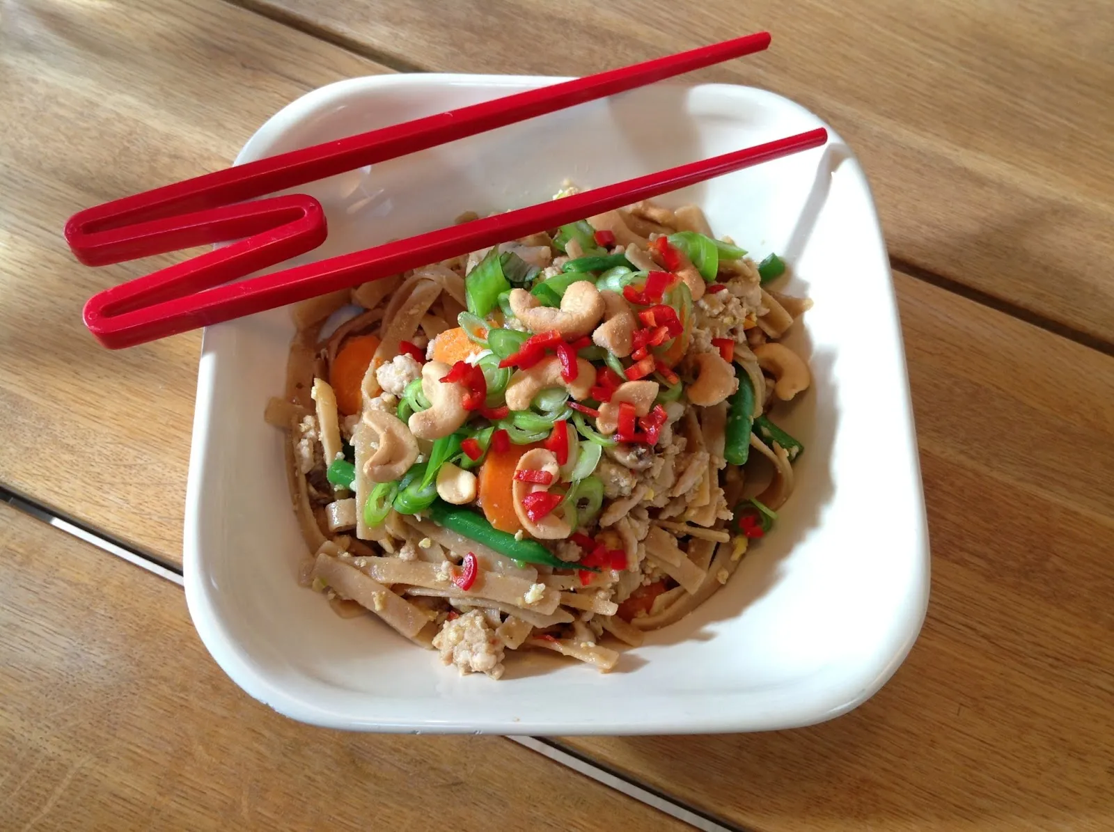 Wok med hakket svinekød, chili og grøntsager