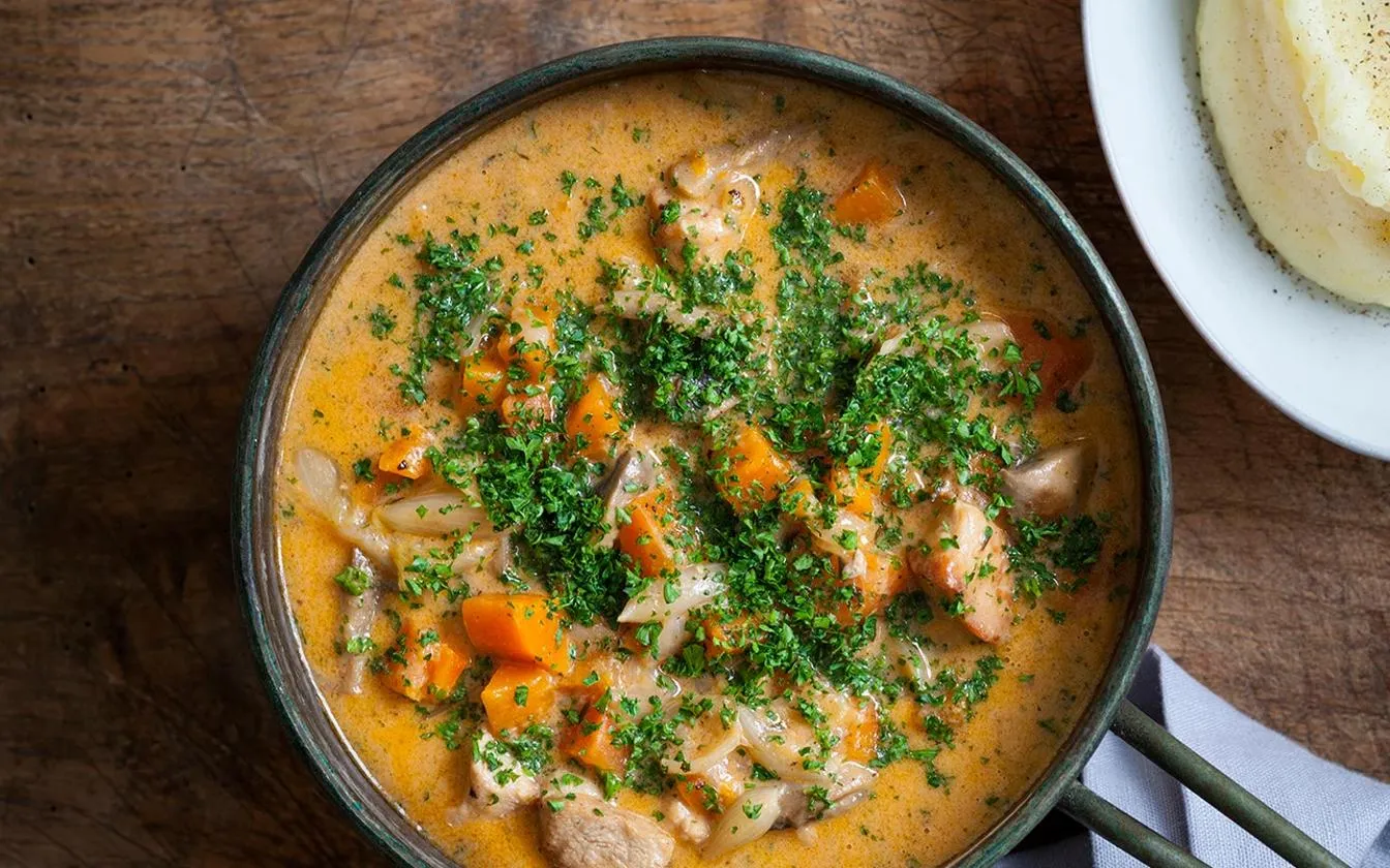 Gris stroganoff med kartoffelmos