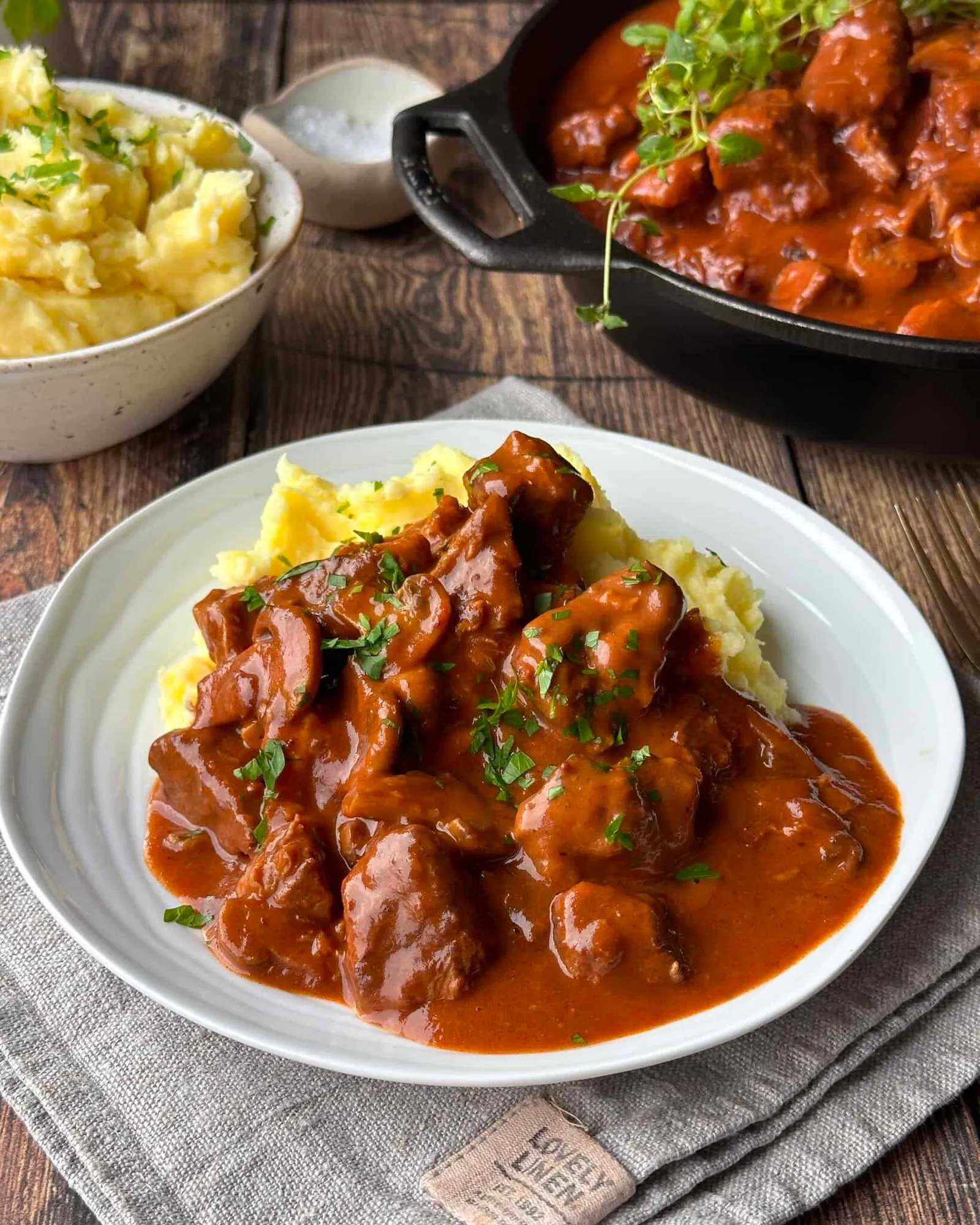 Bøf stroganoff med kartoffelmos