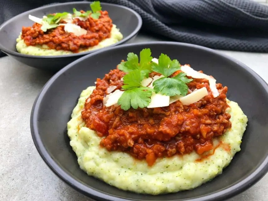 Broccoli- og kartoffelmos med kødsauce